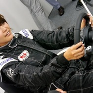 『GRID Autosport』で元レースクイーンと対戦！ 「桃んが」が編集部にやってきた