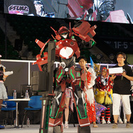コスプレコンテストでグランプリに輝いたキャスト。コスチュームのみならず、手にした長銃アヴェンジャーも砲身が回転するという力の入れよう