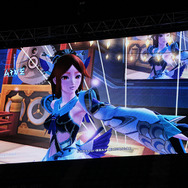 続いて、クーナのライブ映像がプロジェクターに。ゲーム中で見ている時は、チャットでアンコールするといいことが……?
