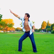 “セーラー服で「ようかい体操第一」を踊っている女の子”をロサンゼルス在住イケメンがカバー！肉体が眩しい…