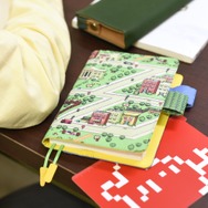 オネットの町を描く『MOTHER2』の手帳が登場!限定「どせいさん下敷き」も付いてくる