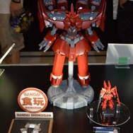 「キャラホビ2014」バンダイブースに巨大食玩ネオ・ジオングが登場