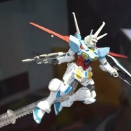 「キャラホビ2014」バンダイブースに巨大食玩ネオ・ジオングが登場