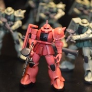 「キャラホビ2014」バンダイブースに巨大食玩ネオ・ジオングが登場