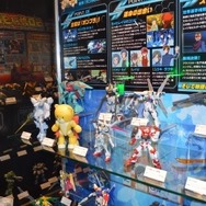 「キャラホビ2014」バンダイブースに巨大食玩ネオ・ジオングが登場