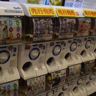 「キャラホビ2014」バンダイブースに巨大食玩ネオ・ジオングが登場