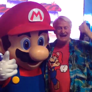 マリオの声優が実演！マリオ人形が昆虫や夕食を観察するシュールな吹き替えムービー