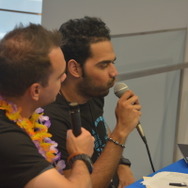 レースの実況をする店員