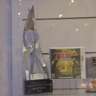 『ゼルダの伝説 神々のトライフォース2』で受賞したゲーム・オブ・ザ・イヤーのトロフィー