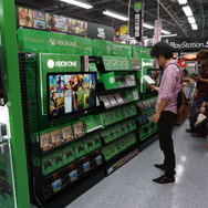 【Xbox One発売】発売当日をフォトレポート、開店前の秋葉原ヨドバシカメラに並ぶファン