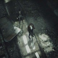 施設のあちらこちらに設置されたカメラをとおしてクレア達を見つめる何者かの「眼」