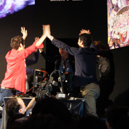 圧倒的な強さで優勝を決め、ハイタッチしあって喜びを見せる「Death road」の5人