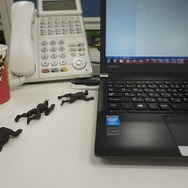 【閲覧注意】食玩「テラフォーマーズ　スワームフィギュア」15,000円分を会社のデスクに並べてみた