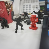 【閲覧注意】食玩「テラフォーマーズ　スワームフィギュア」15,000円分を会社のデスクに並べてみた