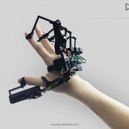 片手に装着する外骨格VRデバイス、その近未来感溢れるテスト映像が公開