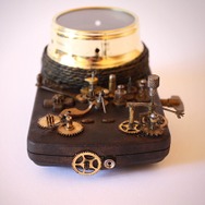 スチームパンク風にデコレーションされたゲームボーイカラーが幻想的