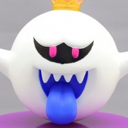 青紫の口と影になった目元が不気味