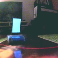 プロジェクションマッピングと「走るiPhone」で、レースゲームのサーキットを自室で再現!バナナを置くことも