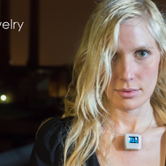 親指サイズ(25.8mm×25.0mm)の極小ディスプレイ「TinyScreen」は、ゲームもプレイ可能