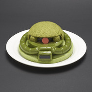 ザクの頭をケーキで再現した「量産型ザクケーキセット」予約開始、やられ皿とビーム・サーベル串の豪華セット