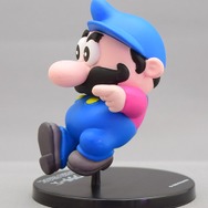 青い帽子を斜めに被っている