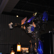 巨大ロボットに乗る気分を満喫できるメカニカルスーツ「スケルトニクス」