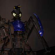 【DCE 2014】ギガ速いで話題の「パワードスーツ」や、トランスフォーマー公式認定ロボの実物が展示