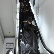 尾上松也もタジタジ？総勢75名ものバットマンが襲来し、渋谷がカオスなことに…