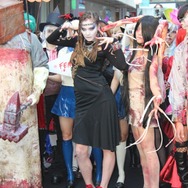 「サイコブレイク × 土屋アンナ」ハロウィンイベント、仮装パレードやミニライブで新宿は異様な雰囲気に