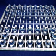 駒も盤もガラスで作られた「将棋」が脆く儚く、故に美しい…「煌」の輝きを映像で