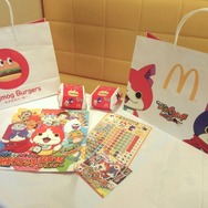 “モグモグバーガー”の紙袋（後列左右）とサンドイッチのボックス（後列中央）。手前はカレンダーのセット