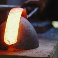 海外の鍛冶職人、今回は防具を製作!『スカイリム』のアイアンヘルメットの防御力がすごい