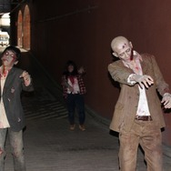 新宿の街にゾンビが出現！？為す術もなく襲われたインサイド編集部の運命は…