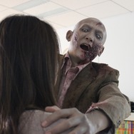 新宿の街にゾンビが出現！？為す術もなく襲われたインサイド編集部の運命は…