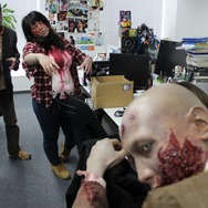 新宿の街にゾンビが出現！？為す術もなく襲われたインサイド編集部の運命は…