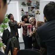 新宿の街にゾンビが出現！？為す術もなく襲われたインサイド編集部の運命は…