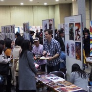 海外マンガフェスタ2014 アーティストの作品を楽しめるアーティスト・アレイは今年も盛況