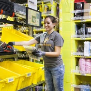 Amazon配送センターで働くロボットたちの映像初公開