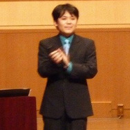 代表 市原雄亮氏 （2013年6月撮影 旧「日本BGMフィルハーモニー管弦楽団 アンサンブルコンサート I」より）
