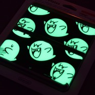 暗闇で不気味に光ります