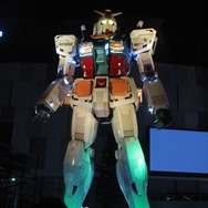 実物大ガンダムが冬をロマンチックに演出 さらにお台場に“1/10G-セルフ”登場