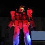 実物大ガンダムが冬をロマンチックに演出 さらにお台場に“1/10G-セルフ”登場