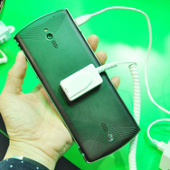 背面にはカメラを搭載。パネルを開けるとデュアルSIMスロットも入っているらしい