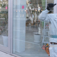 ザク、東京に立つ！？ 「シャア専用ザク」がビルを急襲する実写映像が公開