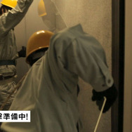 ザク、東京に立つ！？ 「シャア専用ザク」がビルを急襲する実写映像が公開