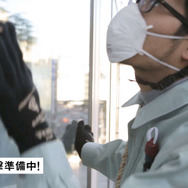 ザク、東京に立つ！？ 「シャア専用ザク」がビルを急襲する実写映像が公開