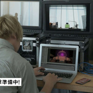 ザク、東京に立つ！？ 「シャア専用ザク」がビルを急襲する実写映像が公開