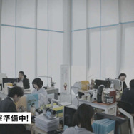 ザク、東京に立つ！？ 「シャア専用ザク」がビルを急襲する実写映像が公開