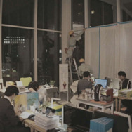 ザク、東京に立つ！？ 「シャア専用ザク」がビルを急襲する実写映像が公開