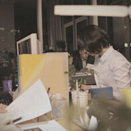 ザク、東京に立つ！？ 「シャア専用ザク」がビルを急襲する実写映像が公開